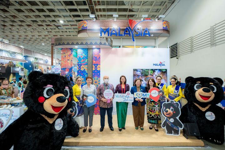 參館貴賓共邀大家出遊馬來西亞。（左2起）沙巴旅遊局副首席執行官鄭素蓮、馬來西亞觀光局台北辦事處處長哈斐之、馬來西亞友誼及貿易中心代表艾思妮花女士、雪蘭莪州旅遊局執行長蔡依霖、砂拉越旅遊局行銷經理黃詩瑩。　圖：馬來西亞觀光局／提供