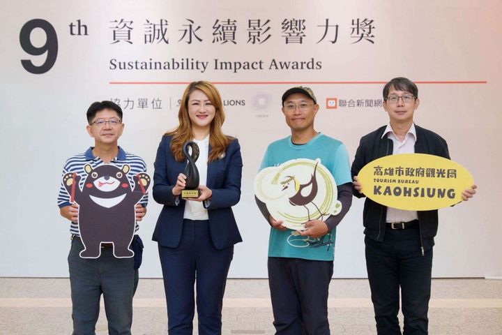 ▲觀光局長高閔琳（左二）率高雄野鳥學會美濃站陳站長柏豪（左三）共同受獎合影。　圖：高雄市政府觀光局／提供
