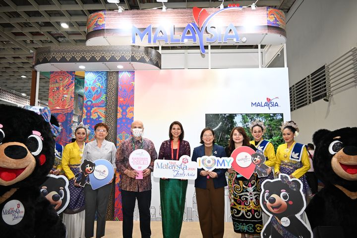 ▲（左2起）沙巴旅遊局副首席執行官鄭素蓮、馬來西亞觀光局台北辦事處處長哈翡之、馬來西亞友誼及貿易中心首席代表艾思妮花、雪蘭莪州旅遊局首席執行官蔡依霖、砂拉越旅遊局北亞區經理黃詩瑩。　圖：馬來西亞觀光局／提供