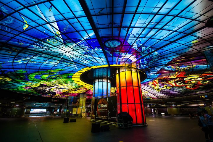 ▲遊訪南台灣，以高雄好玩卡體驗輕軌與捷運綠色交通工具。　圖：飛揚旅行社／提供