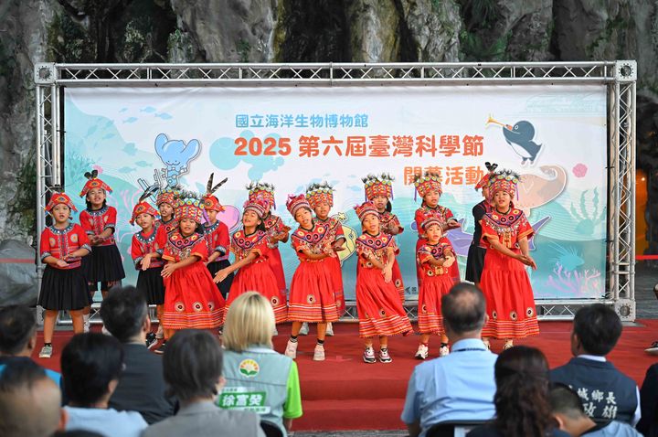 ▲石門國小帶來排灣族古謠，讓海洋教育與文化傳承彼此滋養。　圖：屏東海生館／提供