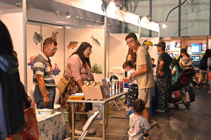 ▲民眾走進「漁識場科學市集」，近距離體驗海洋科學的樂趣與驚奇。　圖：屏東海生館／提供