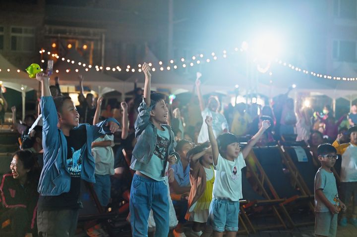 小朋友熱情參與「落山風海洋戲院」映後有獎徵答，現場氣氛熱烈歡樂。　圖：屏東海生館／提供