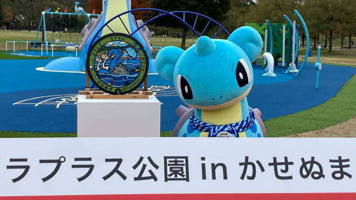 ▲拉普拉斯與這次的特色人孔蓋。　圖：The Pokémon Company／提供