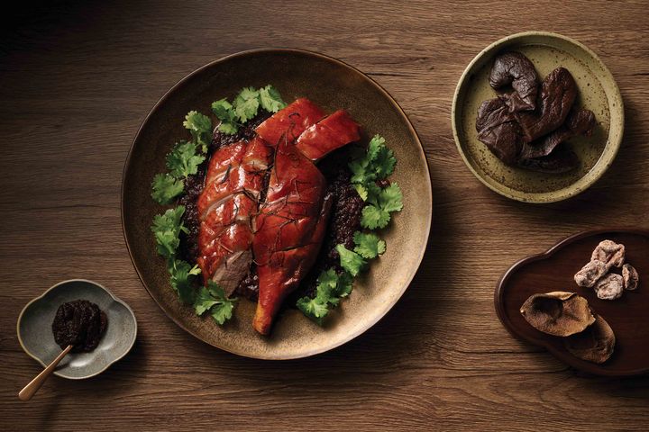 ▲除了美景還有香港美食風貌，品嚐北京片皮鴨與傳統點心拼盤。　圖：香港旅遊發展局／提供