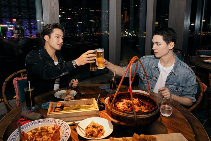 ▲SEVENTEEN 成員 MINGYU 與 VERNON 品嚐香港美食佳餚與精緻雞尾酒（【禁止酒駕；飲酒過量，有害（礙）健康。未滿十八歲禁止飲酒】）。　圖：PLEDIS Entertainment及香港旅遊發展局／提供