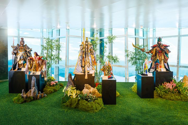 ▲展區佈置猶如穿越光影交錯的竹林意象，步入高山綠境，引領觀眾彷彿踏入高山綠境，感受雲林草嶺石壁山林的靜與深。　圖：TAIPEI 101／提供