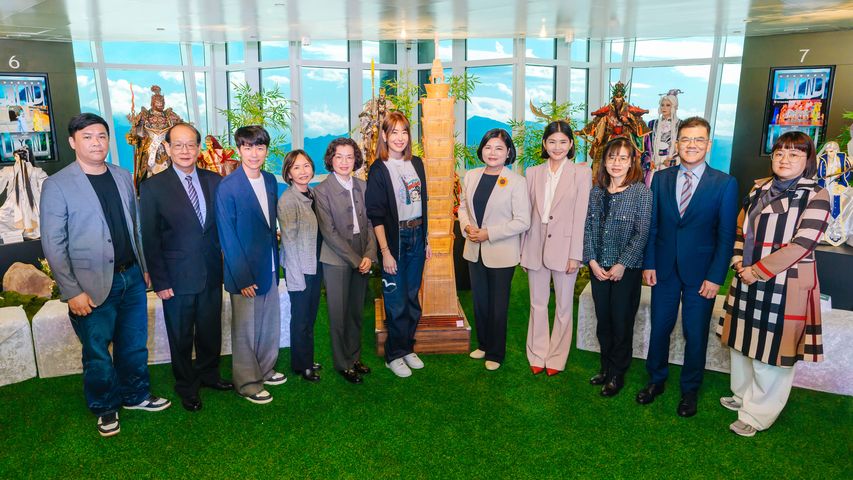 ▲台北101觀景台《超越偶超越巔峰》特展正式開展，長官貴賓合影同慶。　圖：TAIPEI 101／提供