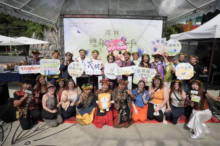 ▲外國遊客慕名而來觀賞紫斑蝶之美。　圖：交通部觀光署茂林國家風景區管理處／提供