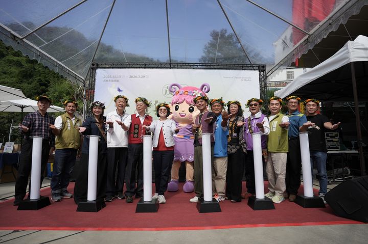 ▲茂管處雙年賞蝶季發表會（左起）高雄觀光圈吳文豪副盟主、賴瑞隆立委助理潘進榮、高雄市原民會主任委員阿布斯、林義迪議員、茂管處鄭代理處長偉宏、觀光署黃副署長荷婷、茂林區長駱韋志、盧縣一立委助理柯秋生、茂林區代表會主席陳奕蓁、范織欽議員、邱議瑩立委助理涂俊雄、林保署六龜工作站林主任弘基、7-11茂林門市店長李天佑。　圖：交通部觀光署茂林國家風景區管理處／提供