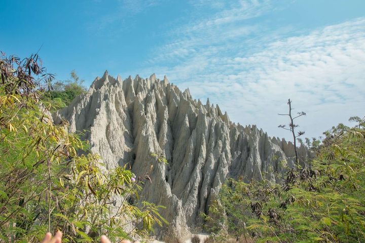 ▲彌陀漯底山特有泥岩地貌景色。　圖：高雄市政府觀光局／提供