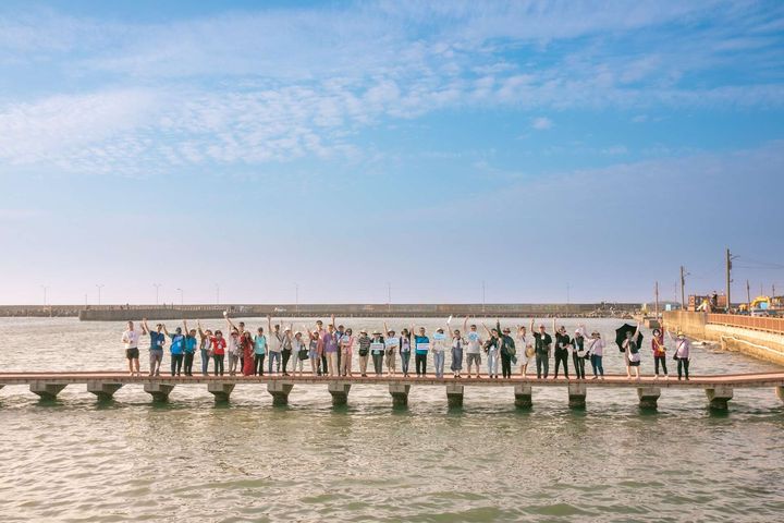 海線潮旅行造訪彌陀海岸光廊，欣賞開闊迷人的海岸景致。　圖：高雄市政府觀光局／提供 