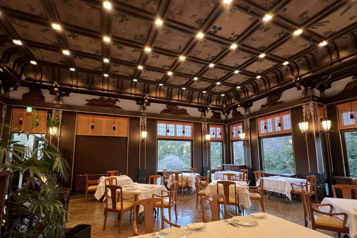 ▲富士屋餐廳挑高6公尺天花板描繪，636種高山植物圖樣，是一大特色。　圖：向日遊／提供