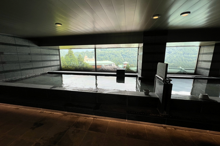 ▲溫泉大浴場位於森林翼頂樓，風景十分優美。　圖：向日遊／提供