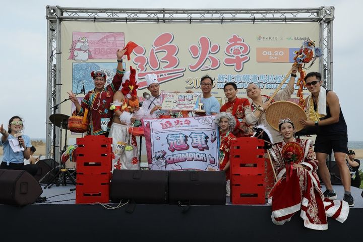 ▲「新北市鐵道馬拉松接力賽」變裝組裝扮創意十足（圖為2025鐵道馬資料照）。　圖：新北市政府觀光旅遊局／提供