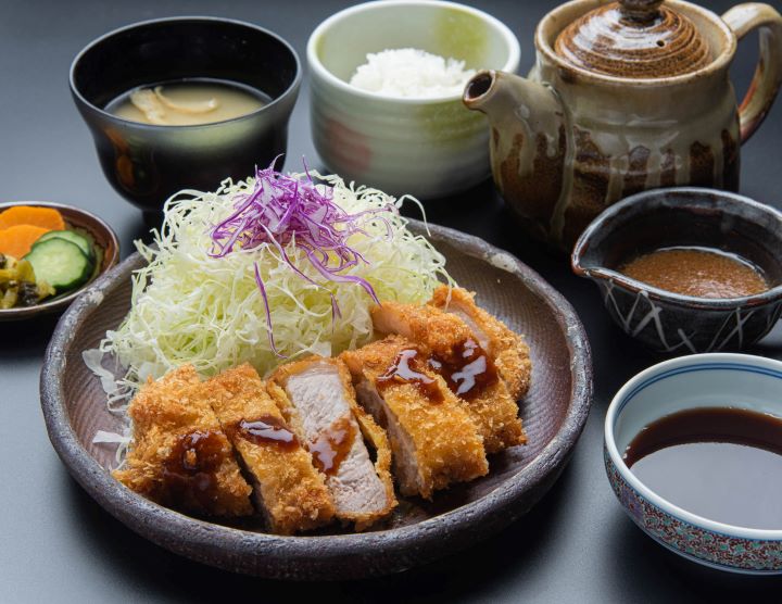 品嚐在地美食－鹿兒島黑豬肉的現炸豬排。　圖：鹿兒島縣觀光連盟／來源