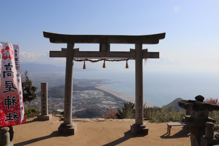 ▲在高屋神社可以從鳥居中望向整片市景。　圖：游琮玄／攝