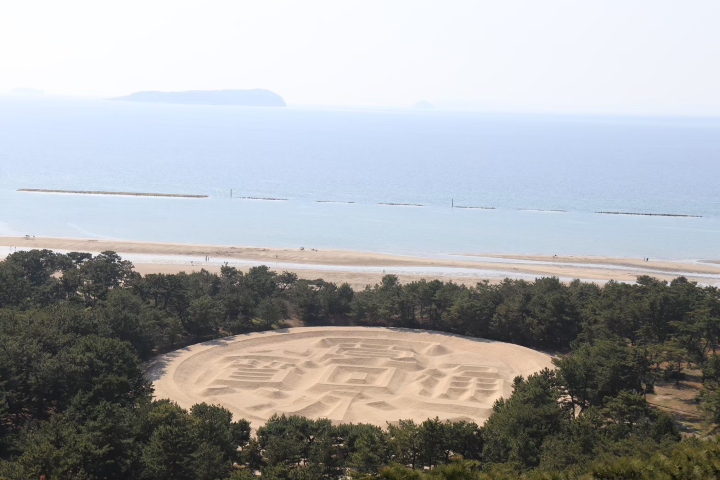 ▲從琴彈公園展望台可以俯瞰整個錢型沙繪。　圖：游琮玄／攝