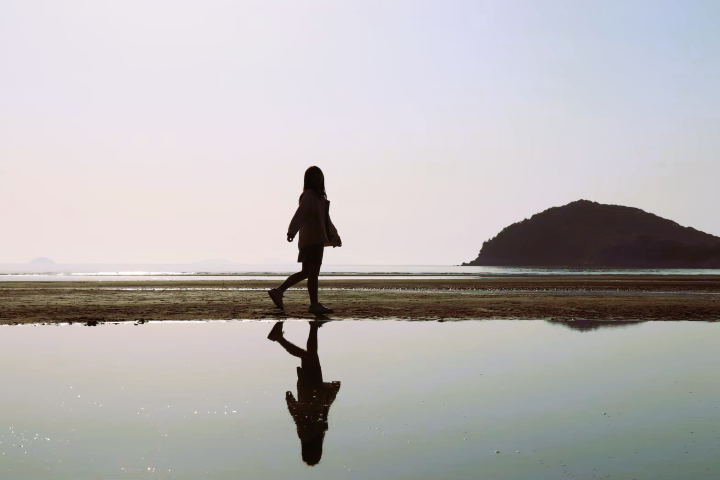 ▲退潮時的父母之濱就能拍出漂亮的倒影。　圖：游琮玄／攝