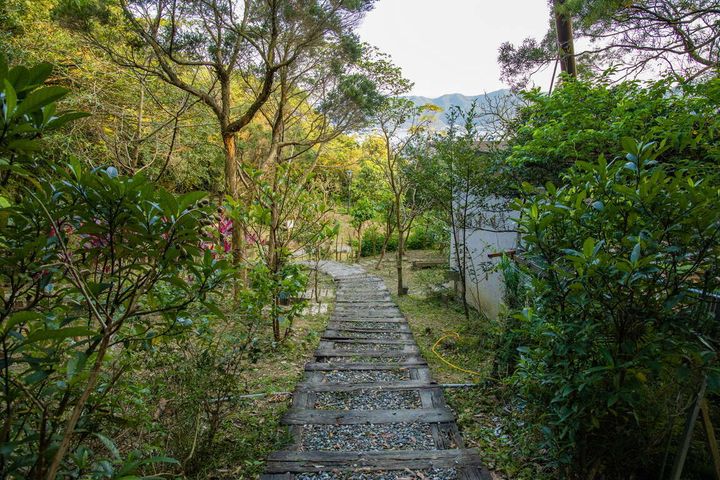 ▲「野柳里步道」採用枕木結合碎石鋪設工法，兼具排水與止滑功能，行走更為穩定安全。　圖：新北市政府觀光旅遊局／提供