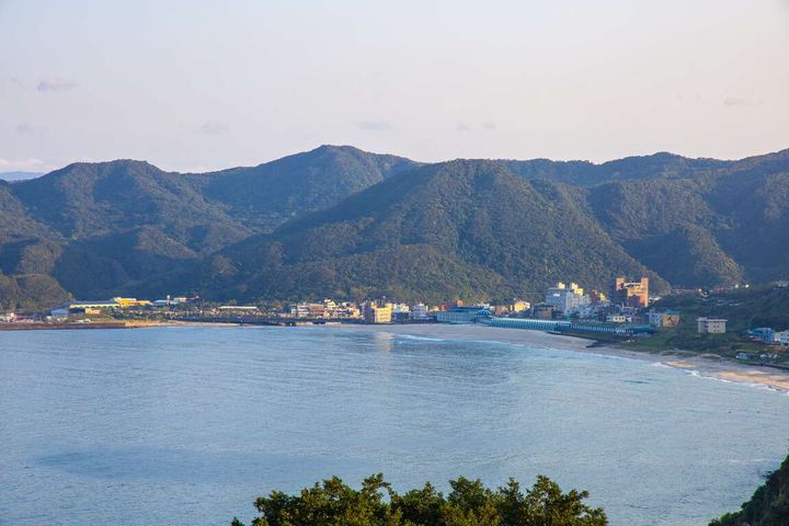 ▲翡翠灣位於新北市萬里區，為北海岸知名的海灣景點。灣區弧形綿長，沿岸聚落與山景相映，構成海天一色的經典景觀。　圖：新北市政府觀光旅遊局／提供