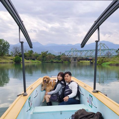 ▲「冬山河生態綠舟」提供寵物友善包船，毛孩可隨行同遊。　圖：冬山河生態綠舟／提供