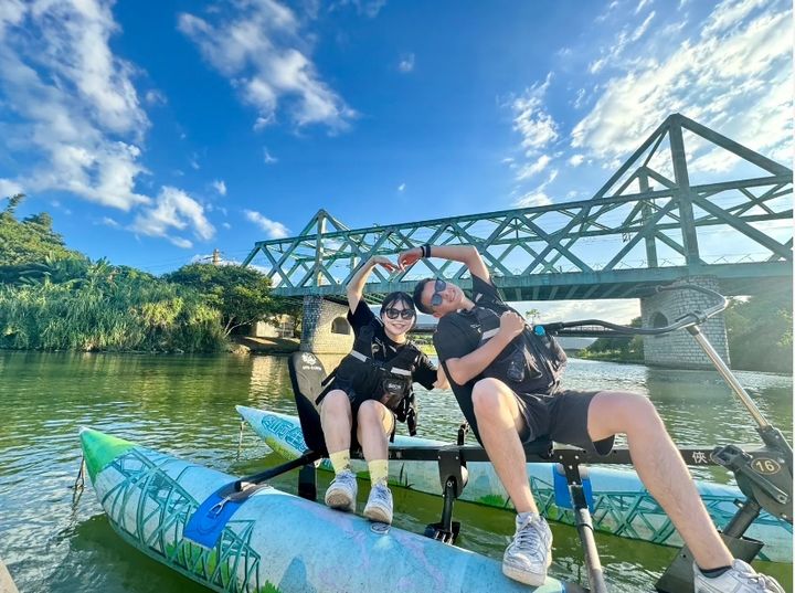 ▲旅客可搭乘電動船、踩上水上自行車、體驗 SUP，或挑戰自力造筏等多樣活動，貼近河川之美。　圖：冬山河生態綠舟／提供