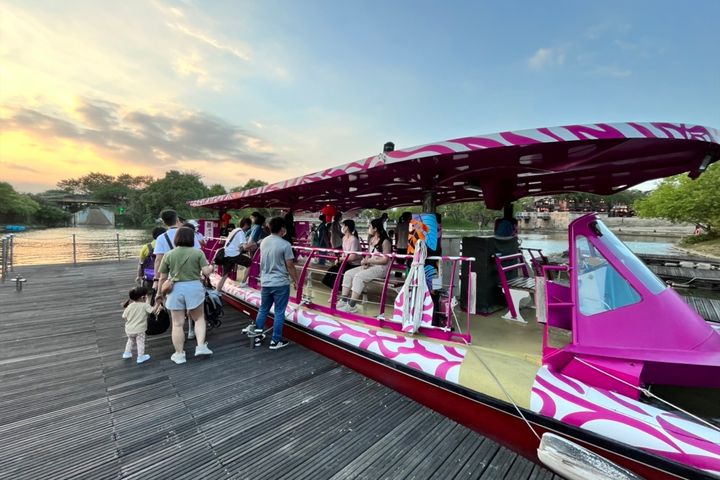 「冬山河水上巴士」沿岸可欣賞天然地景與開闊美景，宛如行進詩意畫卷中。　圖：煙波花時間／提供