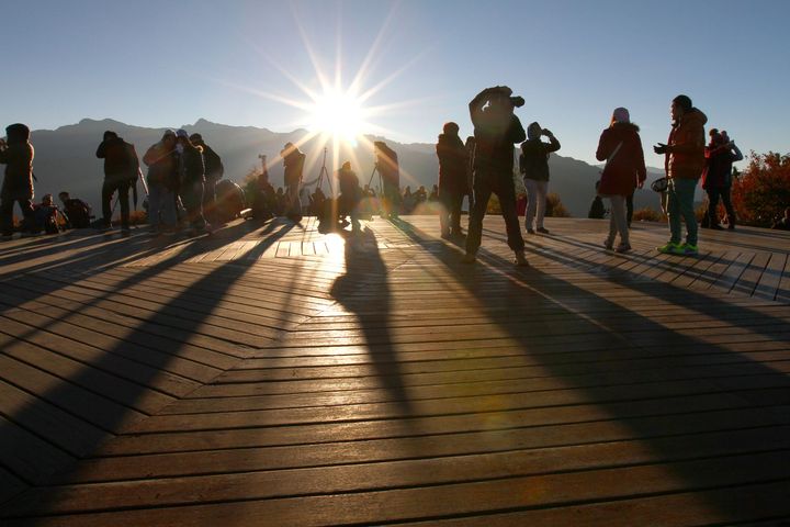 12/20清晨05:00-07:00阿里山祝山觀日平台與媽祖一起迎曙光祈願保平安，入住阿里山賓館，可就近到祝山觀日平台與媽祖共同祈福納祥。　圖：阿里山賓館／提供