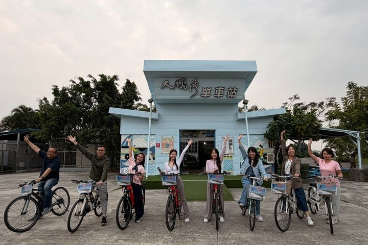▲馬來西亞踩線團體驗大鵬灣單車站的電輔車，感受自行車遊東港大鵬灣的魅力。　圖：屏東縣政府／提供