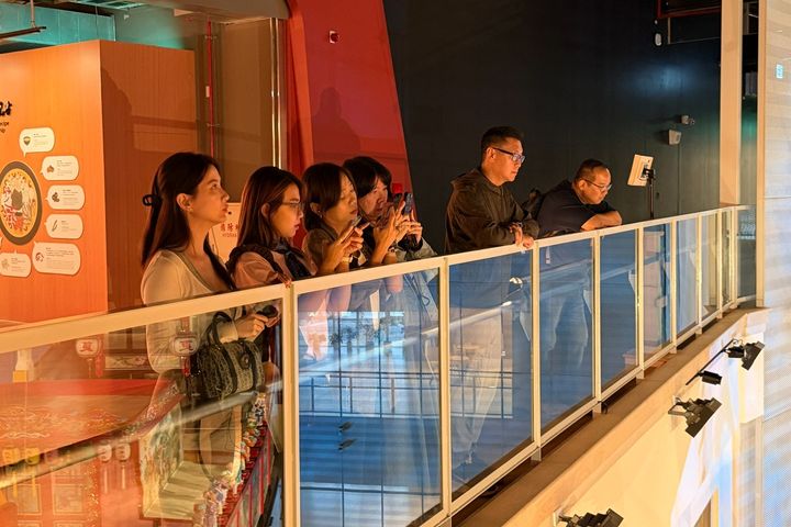 ▲馬來西亞踩線團於屏東縣王船文化館認識三年一科的王船祭典。　圖：屏東縣政府／提供