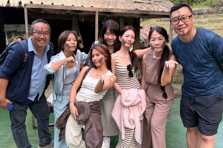 馬來西亞媒體網紅與旅行業者走進原住民族文化園區，體驗原民文化與生活。　圖：屏東縣政府／提供