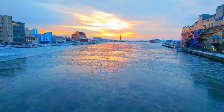 ▲河面在冬季有機會可以看到蓮葉冰的景象。　圖：Photo AC／來源
