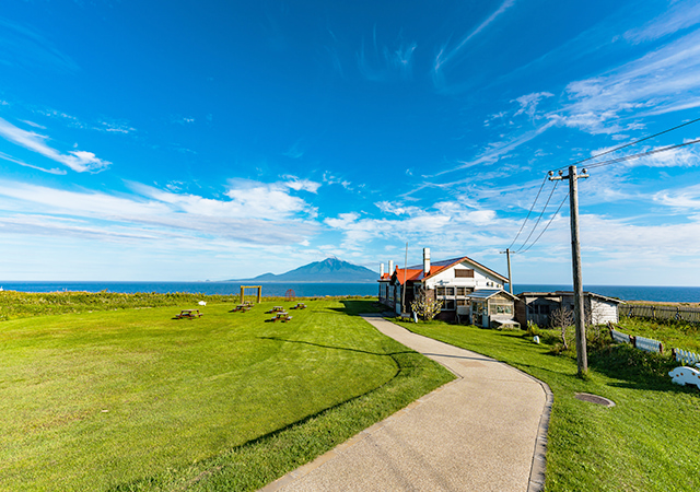 ▲吉永小百合主演的電影《北方的金絲雀們》在此拍攝，遠眺的利尻島景致靜謐絕美。　圖：太平洋旅行社／提供