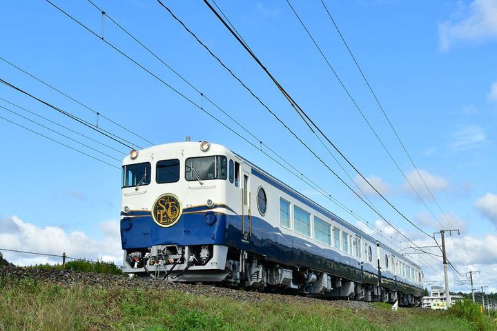 ▲etSETOra 列車外觀為瀨户內海的「藍色」和象徵波浪的「白色」，沿途可觀看廣闊無垠的海景。　圖：太平洋旅行社／提供