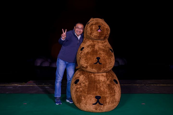 ▲水豚君人偶將於12月連續三週的假日，於指定時段開放現場民眾近距離合影。（圖為11/01揭幕儀式市長侯友宜與水豚君人偶合影）。　圖：新北市政府觀光旅遊局／提供