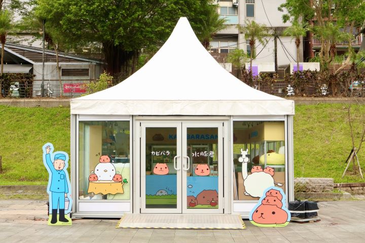 ▲每逢周末假日限定的「水豚君快閃店」，推出碧潭限定周邊商品，讓粉絲們在合影之餘，還能將這份療癒帶回家。　圖：新北市政府觀光旅遊局／提供