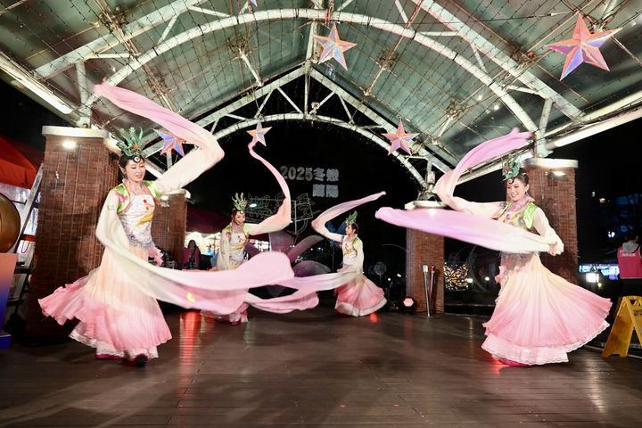 ▲「2025冬戀蘭陽溫泉季」12/07盛大開幕，以悠揚的水袖舞演繹泉水靈動之姿。　圖：宜蘭縣政府／提供