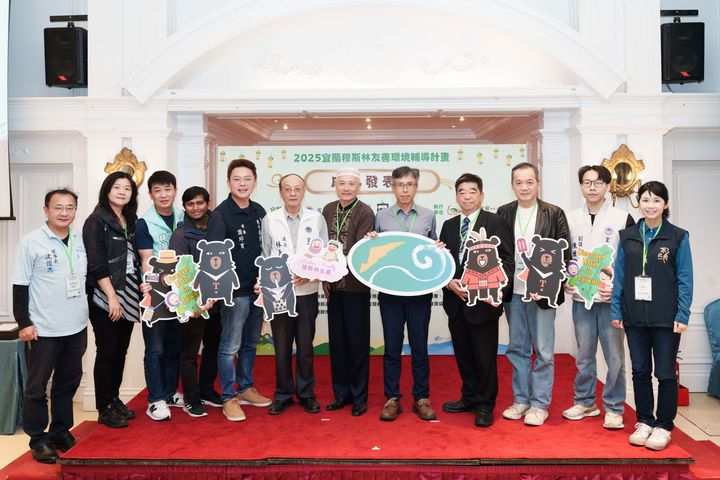 「2025宜蘭縣穆斯林友善環境輔導計畫」成果發表會，通過驗證業者及觀光公協會代表齊聚一堂（右5：宜蘭縣政府參議 王明輝；右6：教長 馬孝棋）。　圖：台灣學之旅／提供