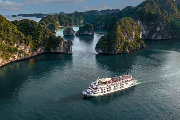 ▲陸地景致搭配郵輪巡遊，體驗北越獨特人文自然風景。　圖：尊榮假期／提供