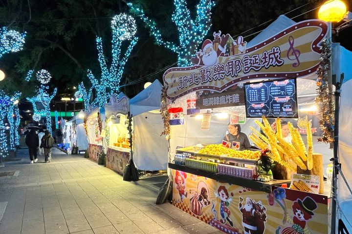 ▲板橋車站站前廣場周邊進駐超過40攤美食小吃，豐富選擇讓人滿足味蕾的每一個願望。　圖：新北市政府觀光旅遊局／提供