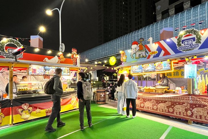 ▲捷運環狀線板橋站南廣場市集則展現多國風味，從美式、日式、韓式至泰式料理一應俱全，像是在耶誕市集中環遊世界。　圖：新北市政府觀光旅遊局／提供