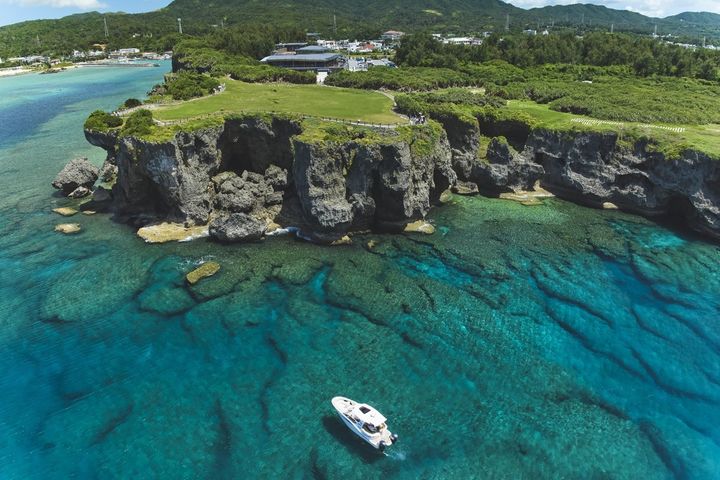 ▲沖繩海麗客蘭尼萬座毛遊船從海上欣賞奇岩之美。　圖：沖繩海麗客蘭尼度假村／提供