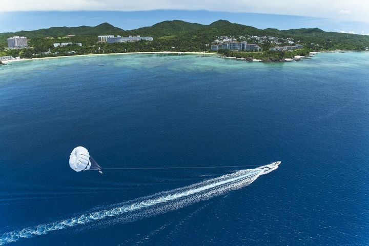▲沖繩海麗客蘭尼拖曳傘體驗從空中俯瞰恩納村之美。　圖：沖繩海麗客蘭尼度假村／提供