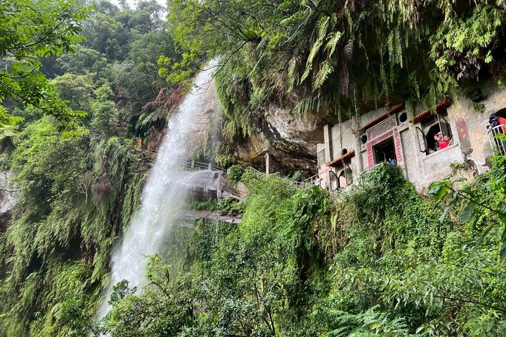 ▲銀河洞瀑布自岩壁傾瀉而下，水勢壯觀，構成步道上的特色景觀。　圖：新北市政府觀光旅遊局／提供