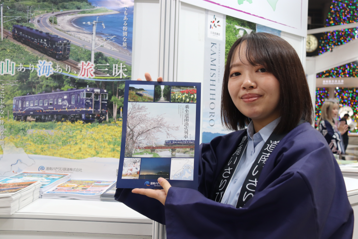 ▲道南漁火鐵道經營企劃部企劃營業客氣話營業副主任 廣森真悠介紹，這條路線連接木古內站～五稜郭站，鐵道一日券只要1,100日圓非常便宜，可以欣賞沿線美景，如特拉皮斯特修道院、津輕海峽沿岸風景等。　記者-游琮玄／攝