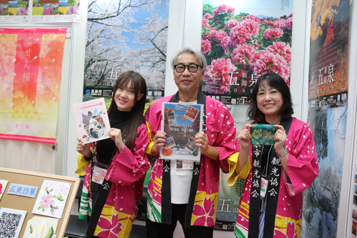 ▲（中）五泉市觀光協會事務局長石山武、（右）庶務係長坂井香世子介紹，其實五泉是座花卉城市，從春天櫻花、水芭蕉到鬱金香，展現有別於新潟雪國印象的風景。　記者-游琮玄／攝