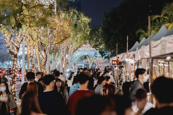 「2025高雄聖誕生活節」連續三個週末在中央公園舉辦「中央聖誕小鎮市集」。　圖：高雄市政府經濟發展局／提供 
