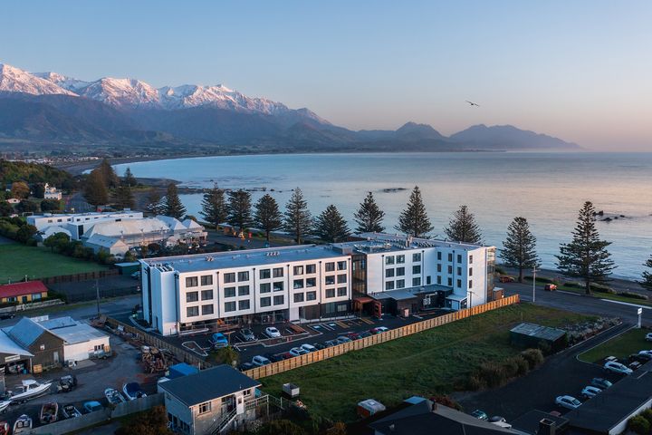 ▲凱庫拉蘇迪瑪酒店（Sudima Kaikoura）位於海岸線上，可飽覽迷人山景和海景。　圖：鴻大旅遊／提供