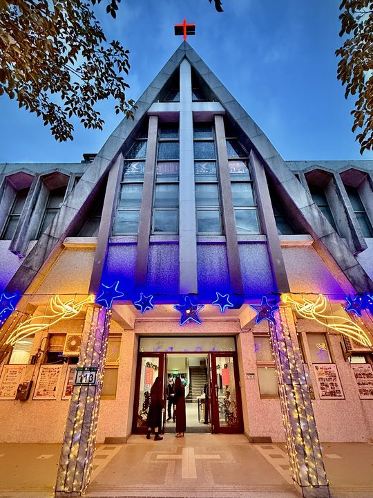 ▲台北衛理堂「星語天使」以藍星與天使剪影交織，如同翻開一頁會發亮的繪本。　圖：臺北市政府觀光傳播局／提供